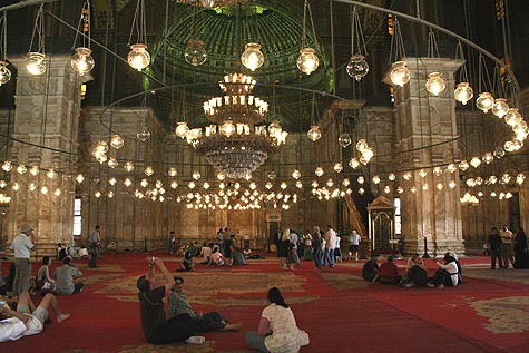 Lampu-Lampu "melayang" di dalam Mesjid