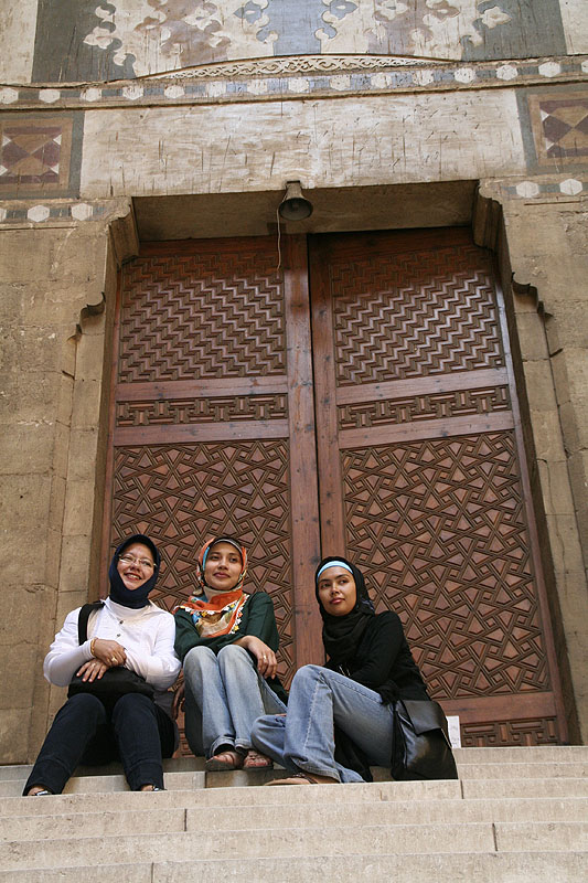 Berfoto di depan Pintu Masjid
